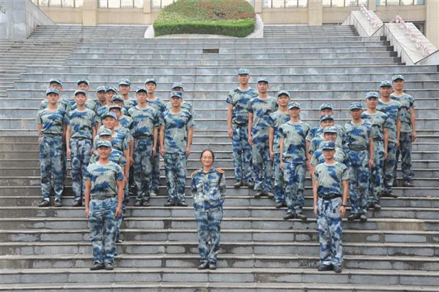独苗女生成团宠,全班男生围着她拍合影