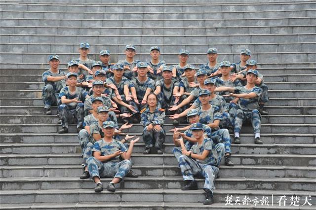 独苗女生成团宠,全班男生围着她拍合影